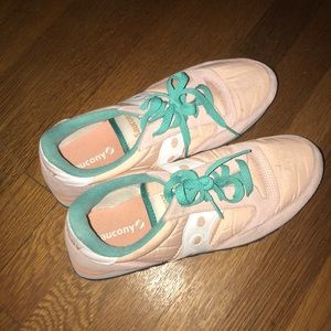 Saucony tennis shoes